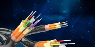 Kde zakončit optický kabel ve stojanu v datacentru. Laser vám může poškodit zrak, proto zvolte správnou pozici optický kabel